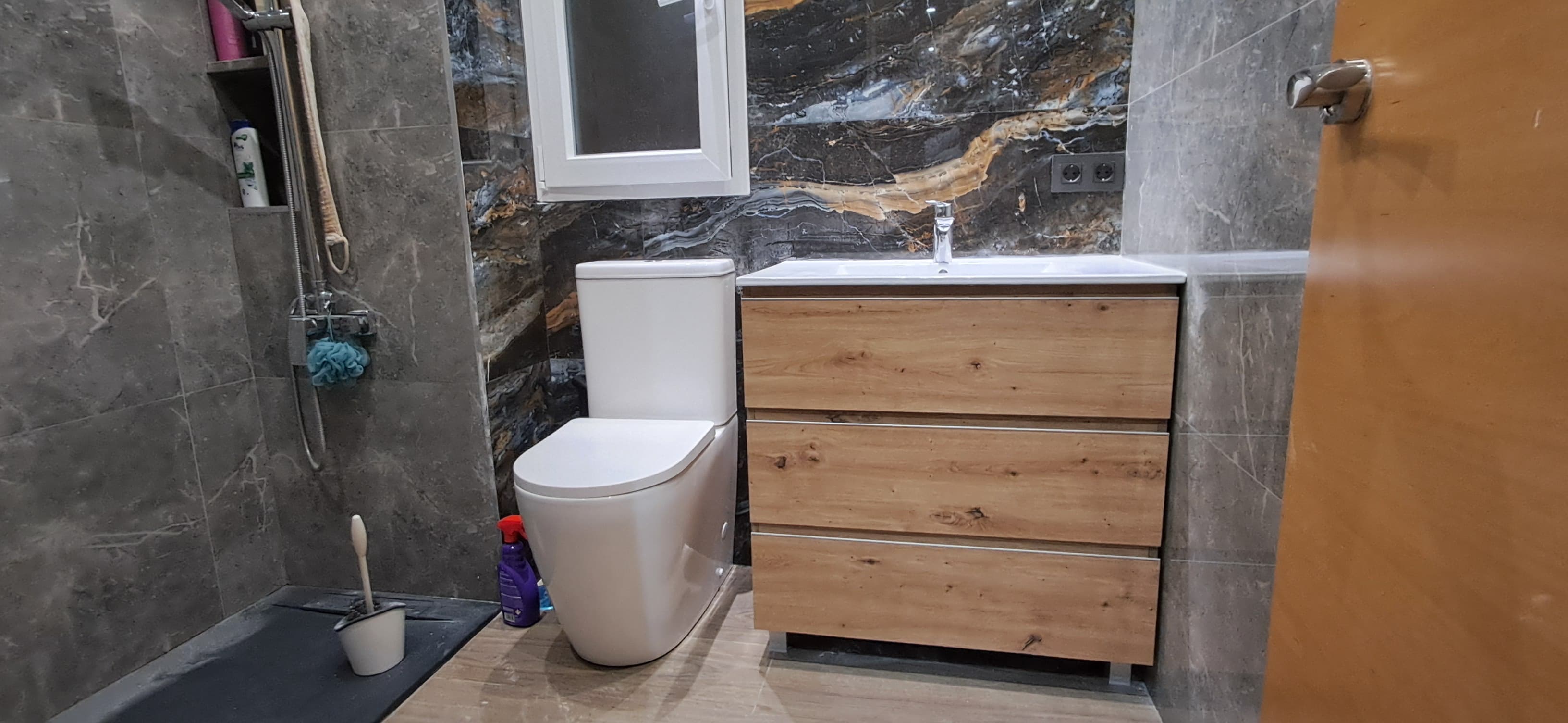 Baño mármol negro