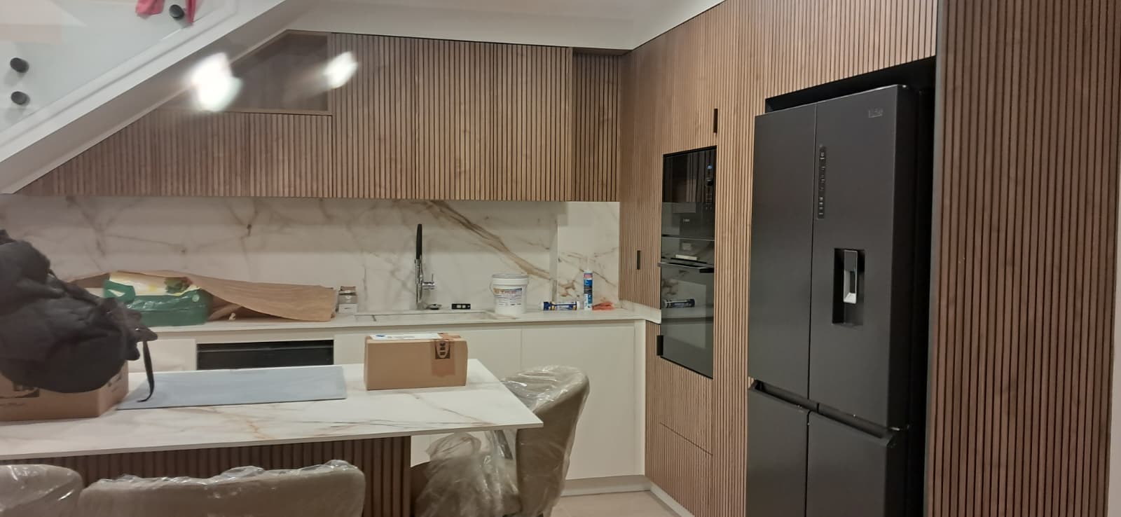 Cocina madera acanalada