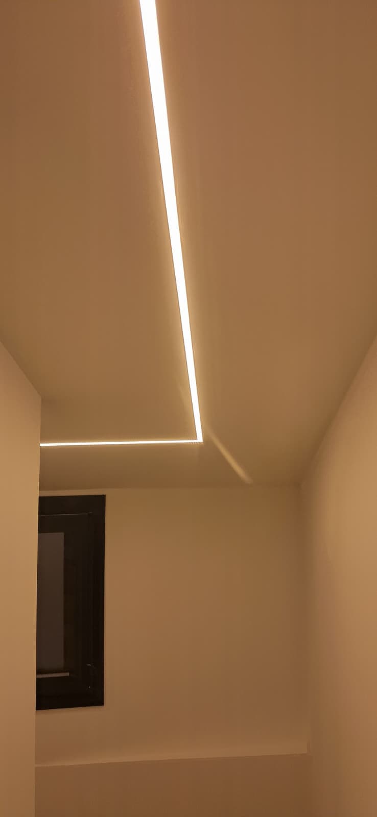 Iluminación LED en techo inclinado