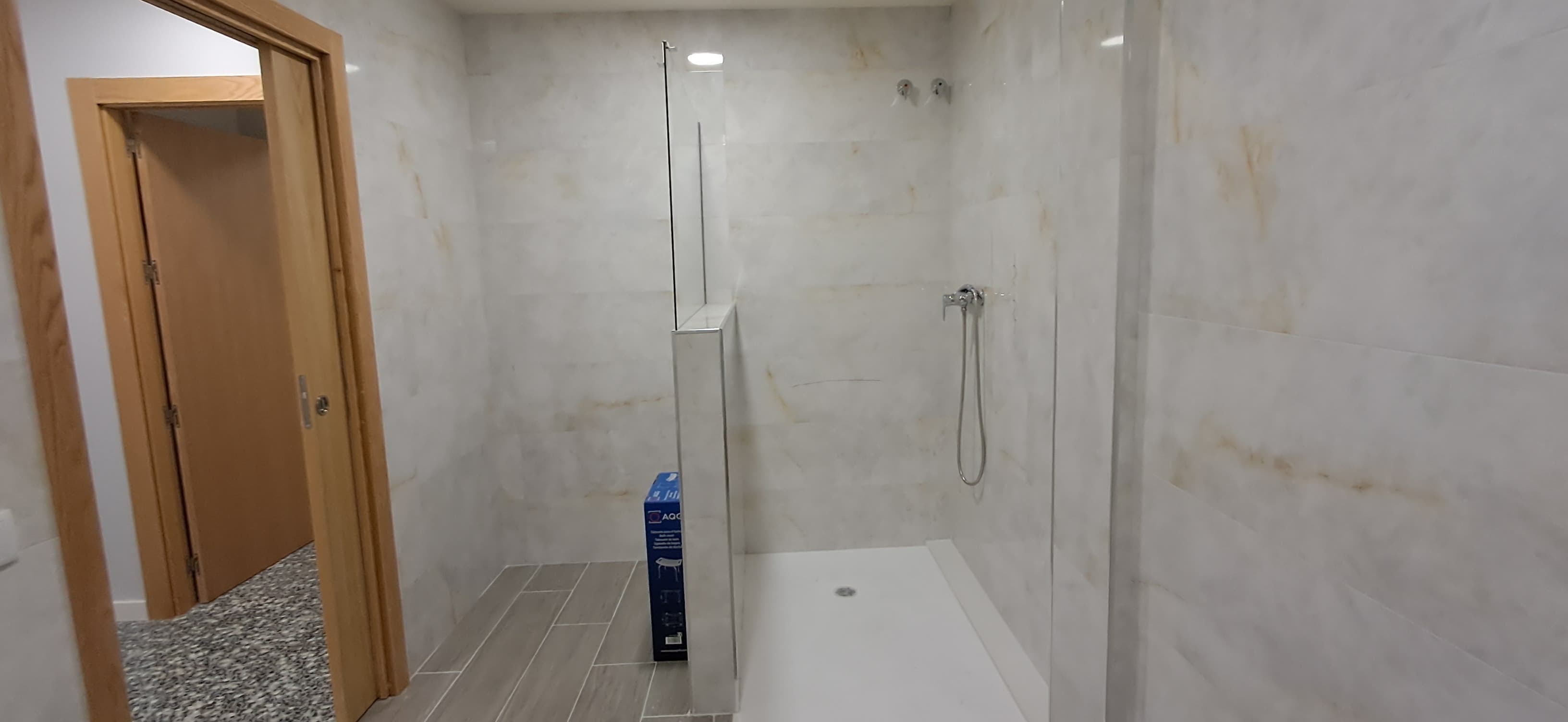 Ducha grande puerta madera